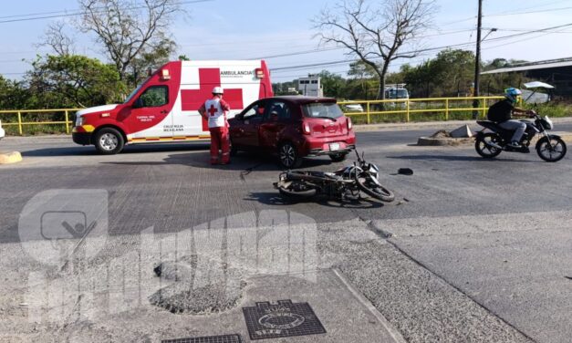 Aparatoso choque entre auto y motocicleta en Tuxpan deja solo daños materiales