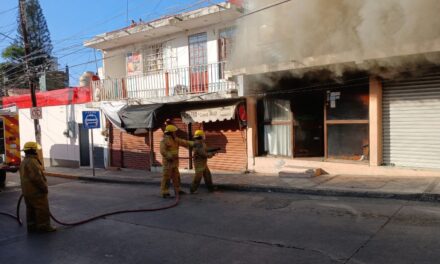 Voraz incendio consume consultorio dental en el centro de Tuxpan