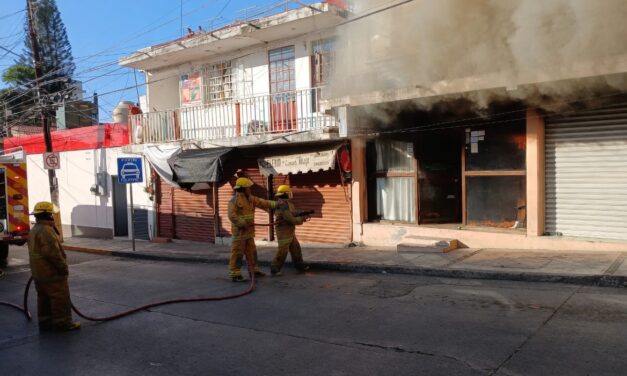 Voraz incendio consume consultorio dental en el centro de Tuxpan