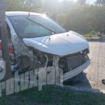 Destroza taxi contra poste en el libramiento y abandona la unidad