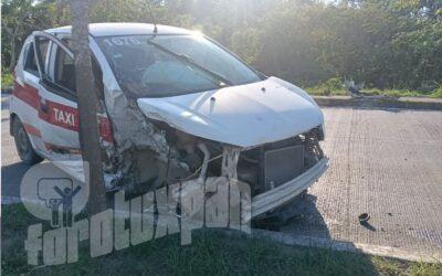 Destroza taxi contra poste en el libramiento y abandona la unidad