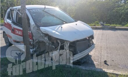 Destroza taxi contra poste en el libramiento y abandona la unidad