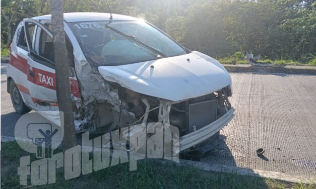 Destroza taxi contra poste en el libramiento y abandona la unidad