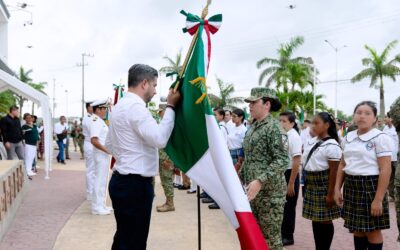 Abanderan a 29 escoltas de escuelas de Tuxpan en ceremonia cívica encabezada por Daniel Cortina