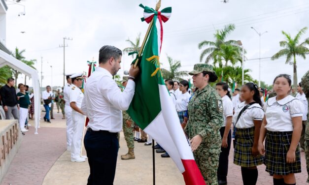 Abanderan a 29 escoltas de escuelas de Tuxpan en ceremonia cívica encabezada por Daniel Cortina