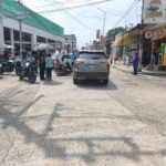Mujer lesionada tras choque entre motocicleta y camioneta en el centro de Tuxpan