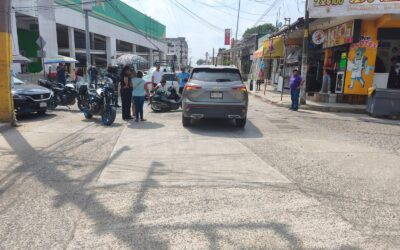Mujer lesionada tras choque entre motocicleta y camioneta en el centro de Tuxpan