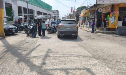 Mujer lesionada tras choque entre motocicleta y camioneta en el centro de Tuxpan