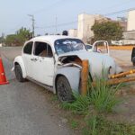 Pestañea al volante y termina incrustado contra estructura de CFE