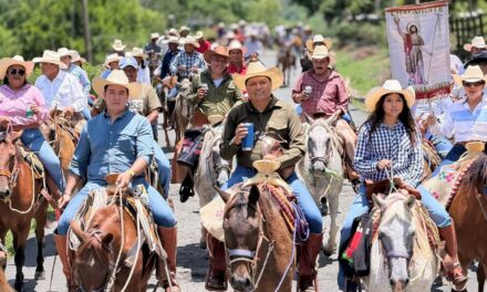 René Cruz Cortés participa en las fiestas patronales de Chalahuite y refrenda su apoyo a las tradiciones
