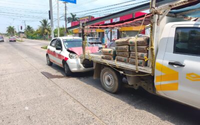 Taxi se impacta contra camioneta de GAMA en la colonia Azteca