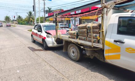 Taxi se impacta contra camioneta de GAMA en la colonia Azteca