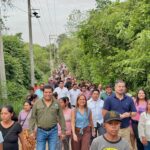 Vecinos de la Fidel Herrera Beltrán exponen necesidades al alcalde Daniel Cortina durante recorrido en la colonia