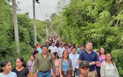 Vecinos de la Fidel Herrera Beltrán exponen necesidades al alcalde Daniel Cortina durante recorrido en la colonia