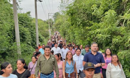 Vecinos de la Fidel Herrera Beltrán exponen necesidades al alcalde Daniel Cortina durante recorrido en la colonia