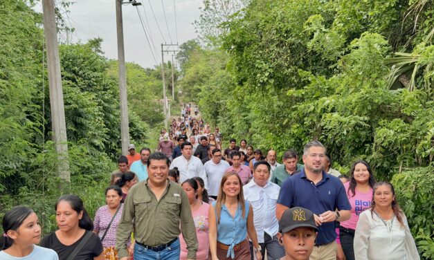 Vecinos de la Fidel Herrera Beltrán exponen necesidades al alcalde Daniel Cortina durante recorrido en la colonia