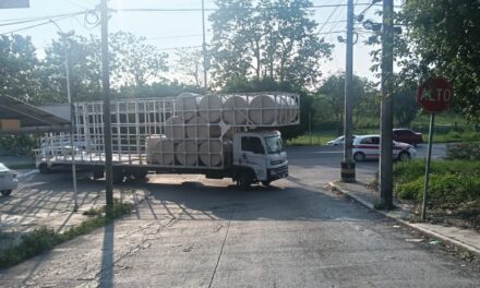Choque entre automóvil y camión de carga deja únicamente daños materiales en Tuxpan