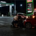 Pareja de motociclistas termina en el pavimento tras ser embestida por camioneta en el Demetrio Ruíz