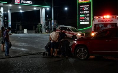 Pareja de motociclistas termina en el pavimento tras ser embestida por camioneta en el Demetrio Ruíz