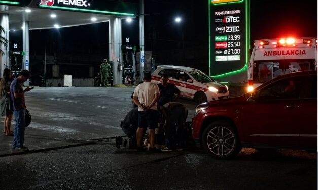 Pareja de motociclistas termina en el pavimento tras ser embestida por camioneta en el Demetrio Ruíz