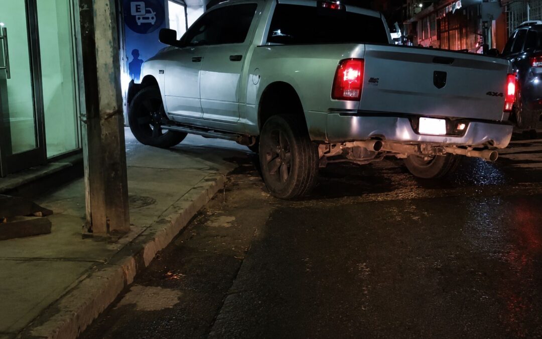 Conductor provoca aparatoso accidente en el centro de Tuxpan y escapa para refugiarse en un hotel