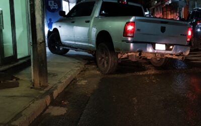 Conductor provoca aparatoso accidente en el centro de Tuxpan y escapa para refugiarse en un hotel