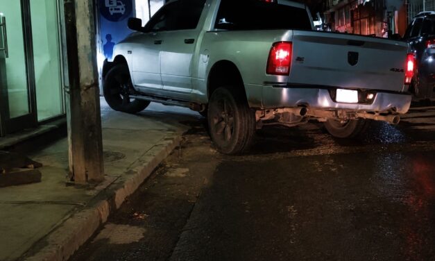 Conductor provoca aparatoso accidente en el centro de Tuxpan y escapa para refugiarse en un hotel