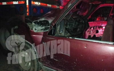 Padre e hijo resultan gravemente heridos al estrellarse contra un tráiler en la carretera Tuxpan-Tampico