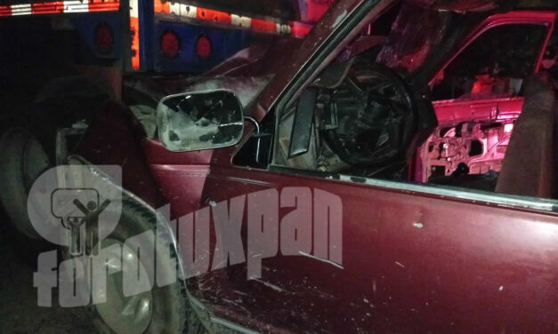 Padre e hijo resultan gravemente heridos al estrellarse contra un tráiler en la carretera Tuxpan-Tampico