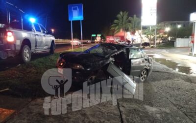 Aparatoso accidente destroza automóvil en la autopista México-Tuxpan