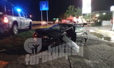 Aparatoso accidente destroza automóvil en la autopista México-Tuxpan