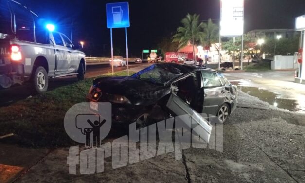 Aparatoso accidente destroza automóvil en la autopista México-Tuxpan