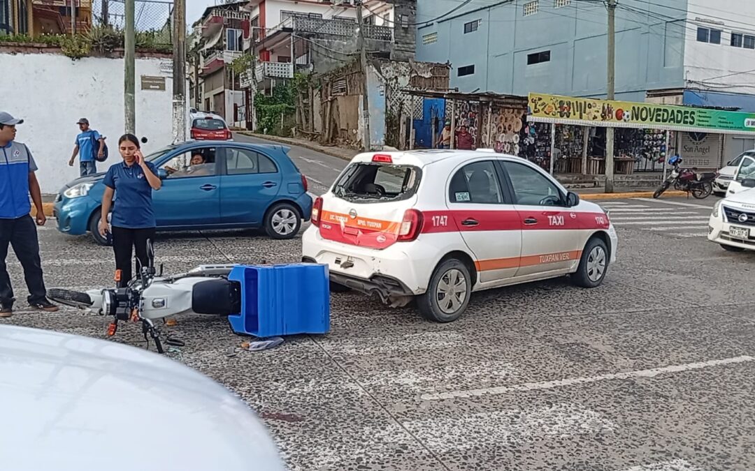 Repartidor de Domino´s pizzas termina impactado en un taxi