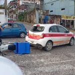 Repartidor de Domino´s pizzas termina impactado en un taxi