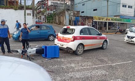 Repartidor de Domino´s pizzas termina impactado en un taxi