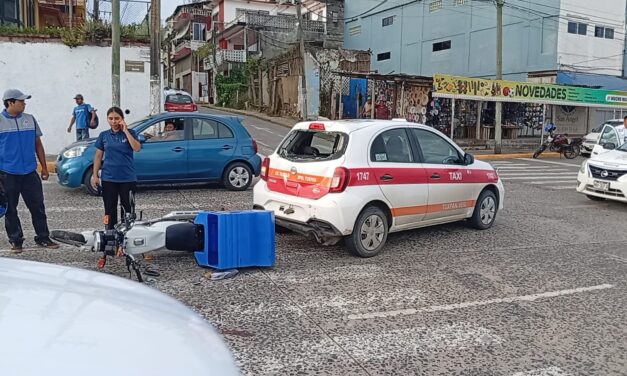 Repartidor de Domino´s pizzas termina impactado en un taxi