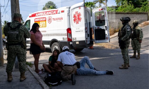 Entre dos sujetos apuñalan a un joven en la colonia El Esfuerzo de Tuxpan