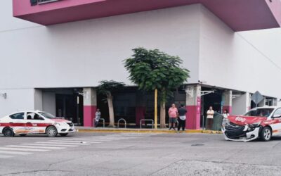 Choque entre taxis deja dos pasajeras lesionadas en Zapote Gordo