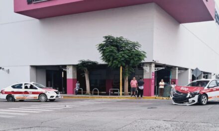 Choque entre taxis deja dos pasajeras lesionadas en Zapote Gordo