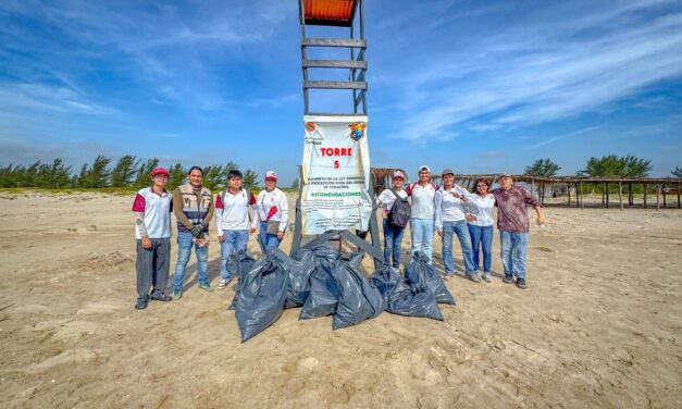 Estudiantes del COBAEV y Ayuntamiento de Tamiahua realizan jornada de limpieza de playa