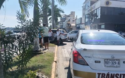 Moto repartidor resulta lesionado tras choque con camioneta en el bulevar