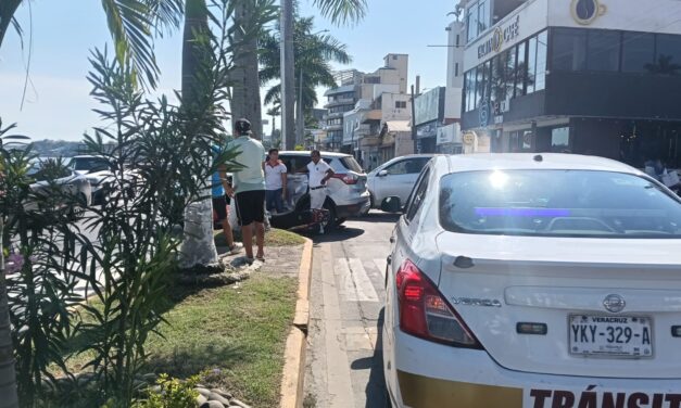 Moto repartidor resulta lesionado tras choque con camioneta en el bulevar