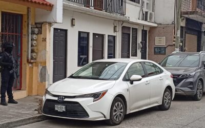 Intensa movilización policiaca en el centro de Tuxpan; realizan presunto cateo en inmueble