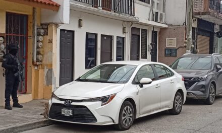 Intensa movilización policiaca en el centro de Tuxpan; realizan presunto cateo en inmueble