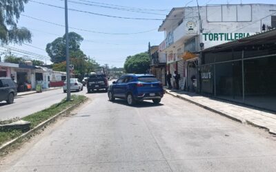 Camioneta impacta patrulla estatal al incorporarse a la circulación