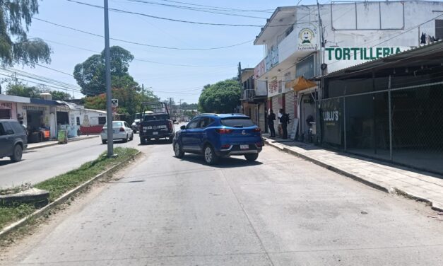 Camioneta impacta patrulla estatal al incorporarse a la circulación