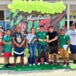 René Cruz Cortés convive con padres de familia en el “Mundialito UG” de la primaria Úrsulo Galván