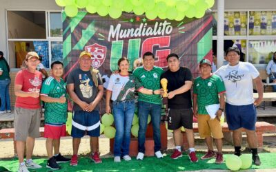 René Cruz Cortés convive con padres de familia en el “Mundialito UG” de la primaria Úrsulo Galván
