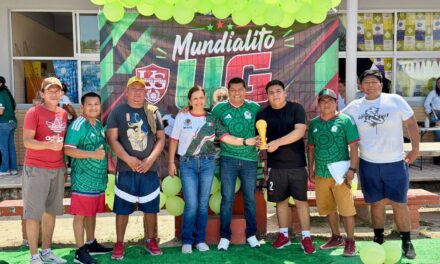 René Cruz Cortés convive con padres de familia en el “Mundialito UG” de la primaria Úrsulo Galván