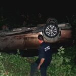 Abandonan automóvil en el camino a Juan Lucas